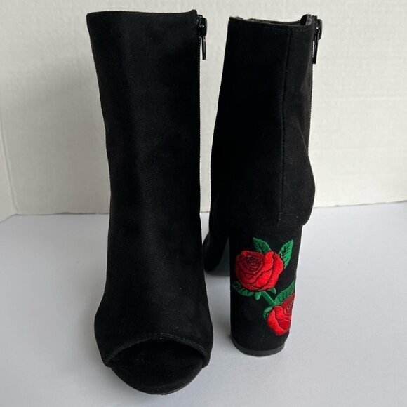 Wild Diva, Embroidered Floral Rose, Chunky Block Black Boots. Size: 6 - Picture 2 of 15